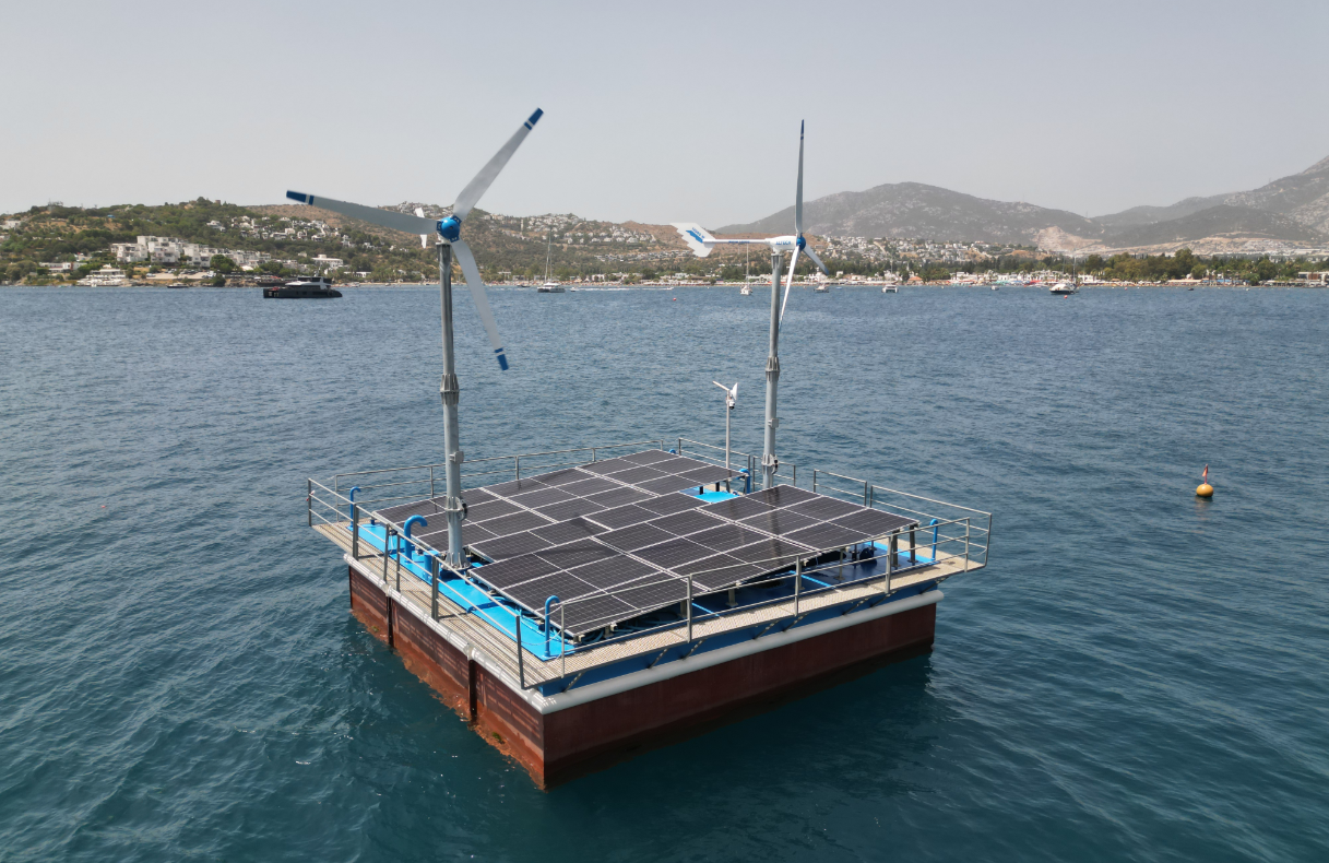 “Bodrum’dan Dünyada Bir İlk”
Bodrum Belediyesi Deniz Suyunu Güneş Ve Rüzgarla Arıtmaya Başladı