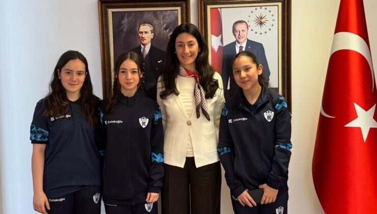 U14 Avrupa Circuit Eskrim Turnuvası’nda ülkemizi temsil edecek olan sporcu kafilemiz, Madrid Büyükelçiliğimizi ziyaret etti.